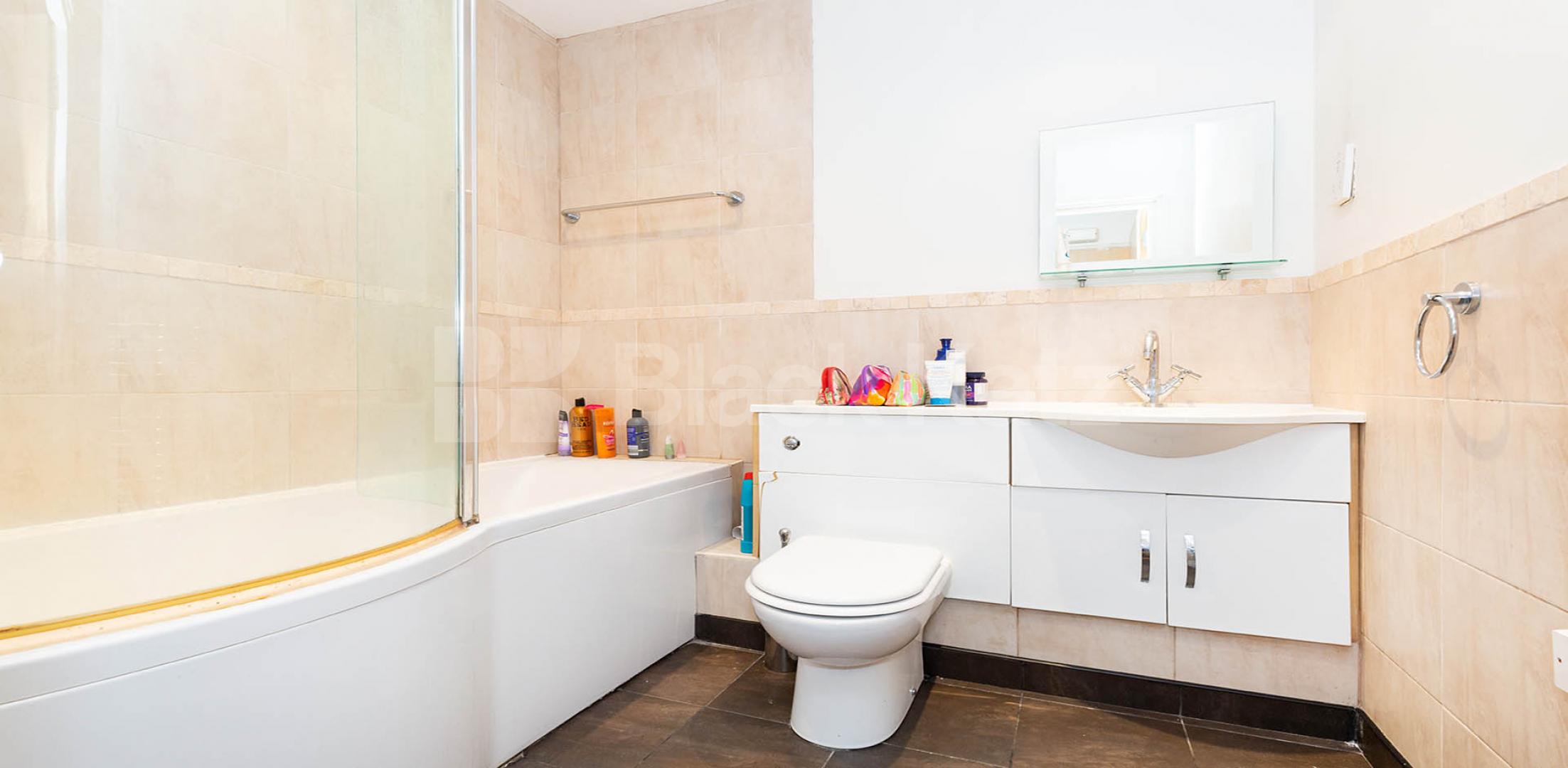 			SECURE PARKING AND ONSITE GYM INC, 2 Bedroom, 1 bath, 1 reception Apartment			 Northpoint, Tottenham lane, Crouch End